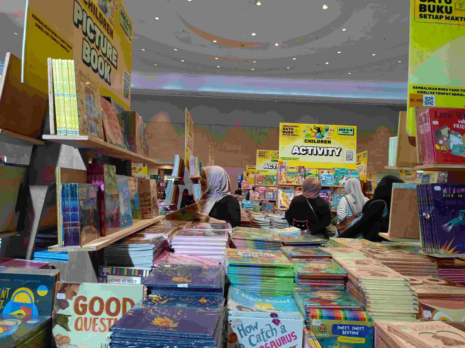 Antusiasme Tinggi Warga Sambut Gelaran Perdana Bazar Buku Big Bad Wolf di Cirebon